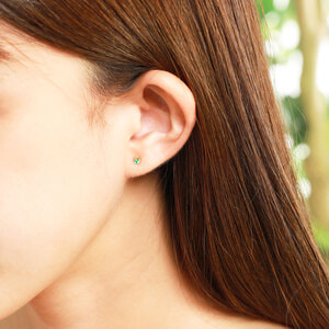 GJVA0355H_EM ねこ エメラルド ピアス(片耳用)｜ピアス｜ヴイエー