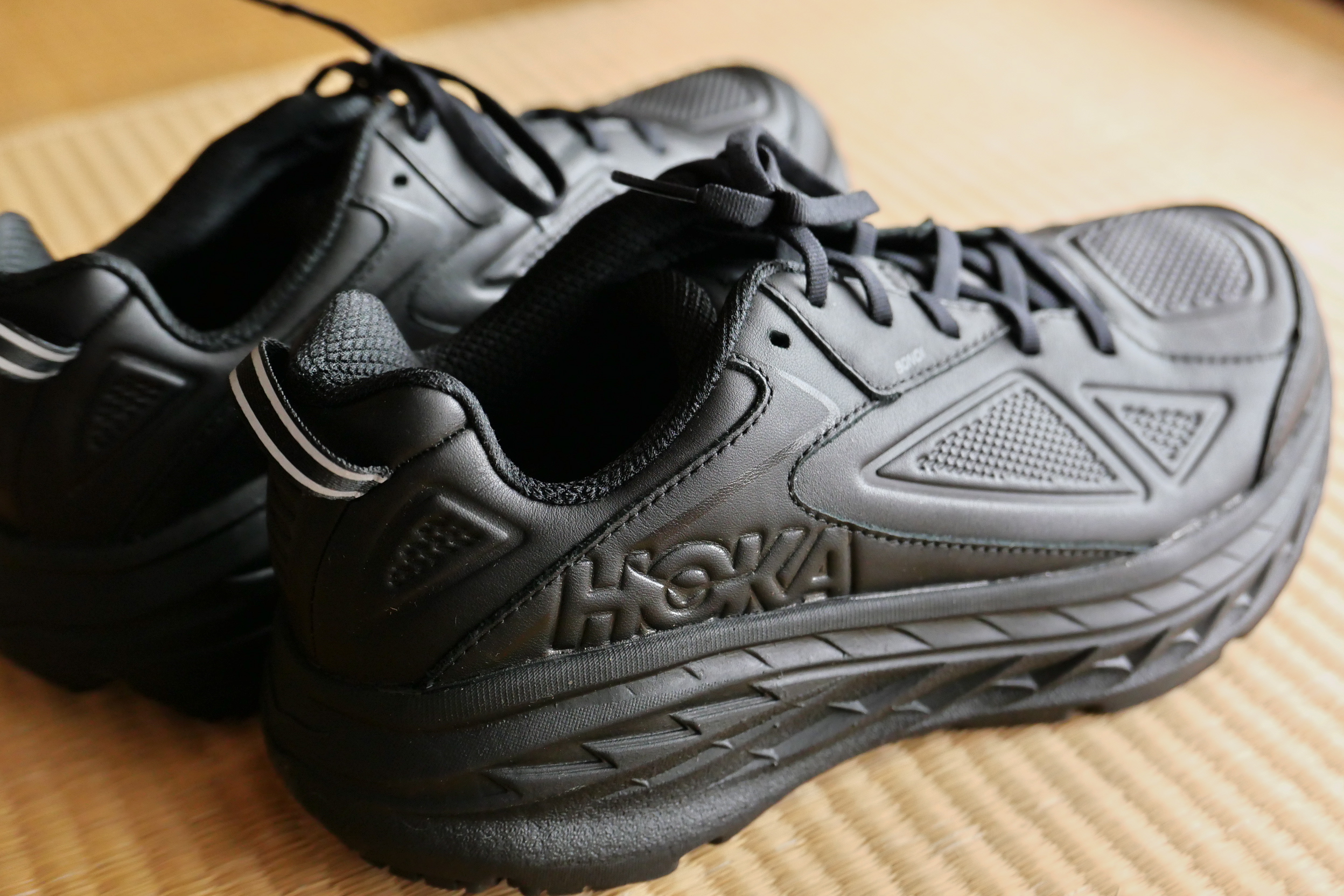 ホカオネオネ ボンダイは脚長効果で散歩が待ち遠しくなるスニーカー