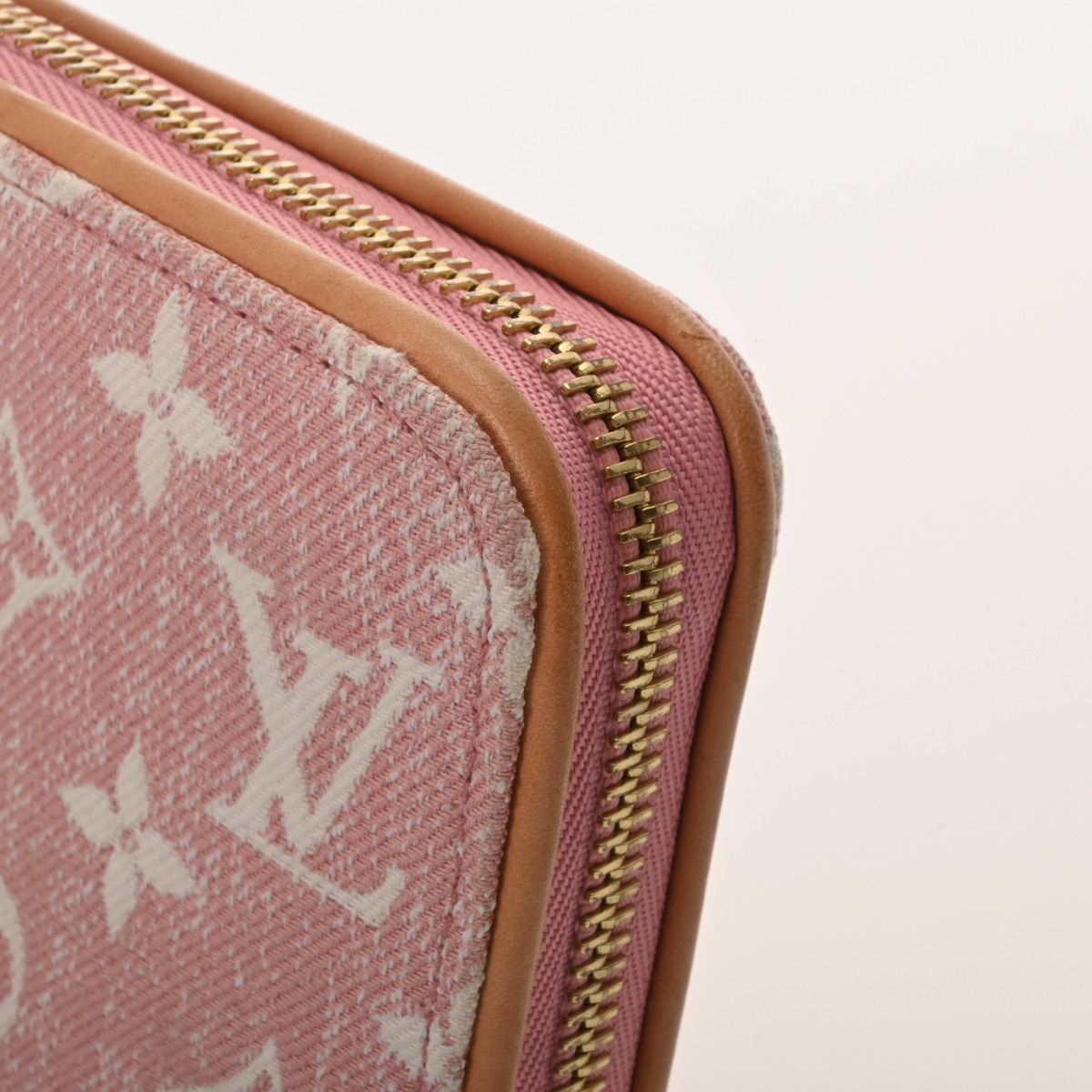 ルイ ヴィトン モノグラムデニム ジッピーウォレット ピンク M81182