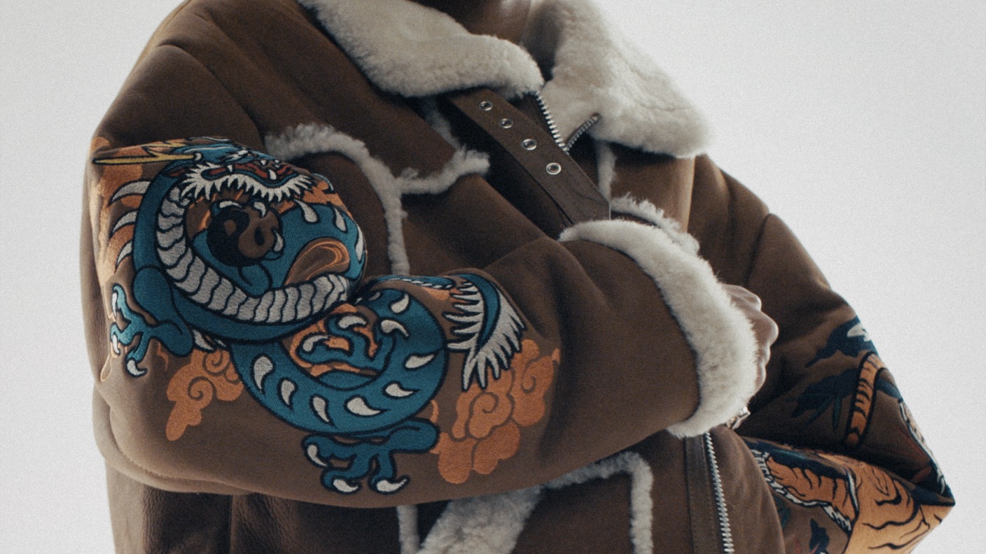 パレススケートボード × UGG のコラボ第3弾は、刺繍を施したフット
