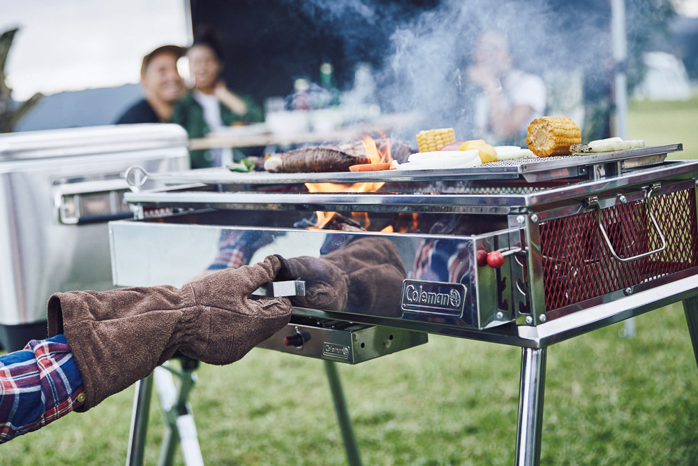 電動ファンで火力調整自在！ コールマンの新型グリルで、BBQがより