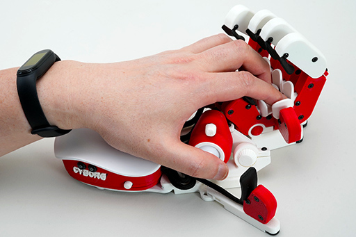 異形の片手用キーパッド「Azeron Cyborg」。慣れは必要だが手に馴染む