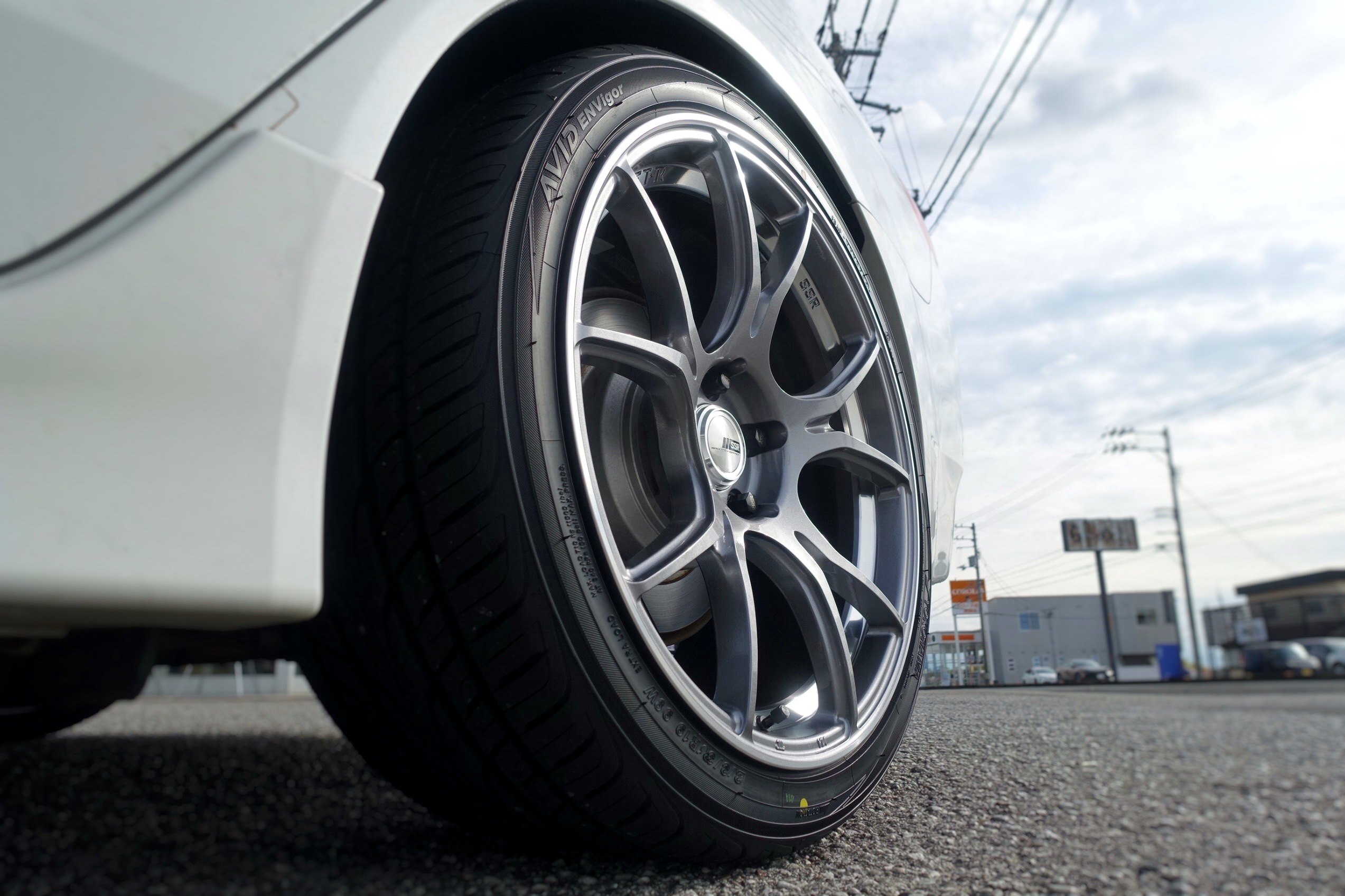 ガッツリ湾曲したコンケイブ形状と圧倒的軽さに心奪われて、この