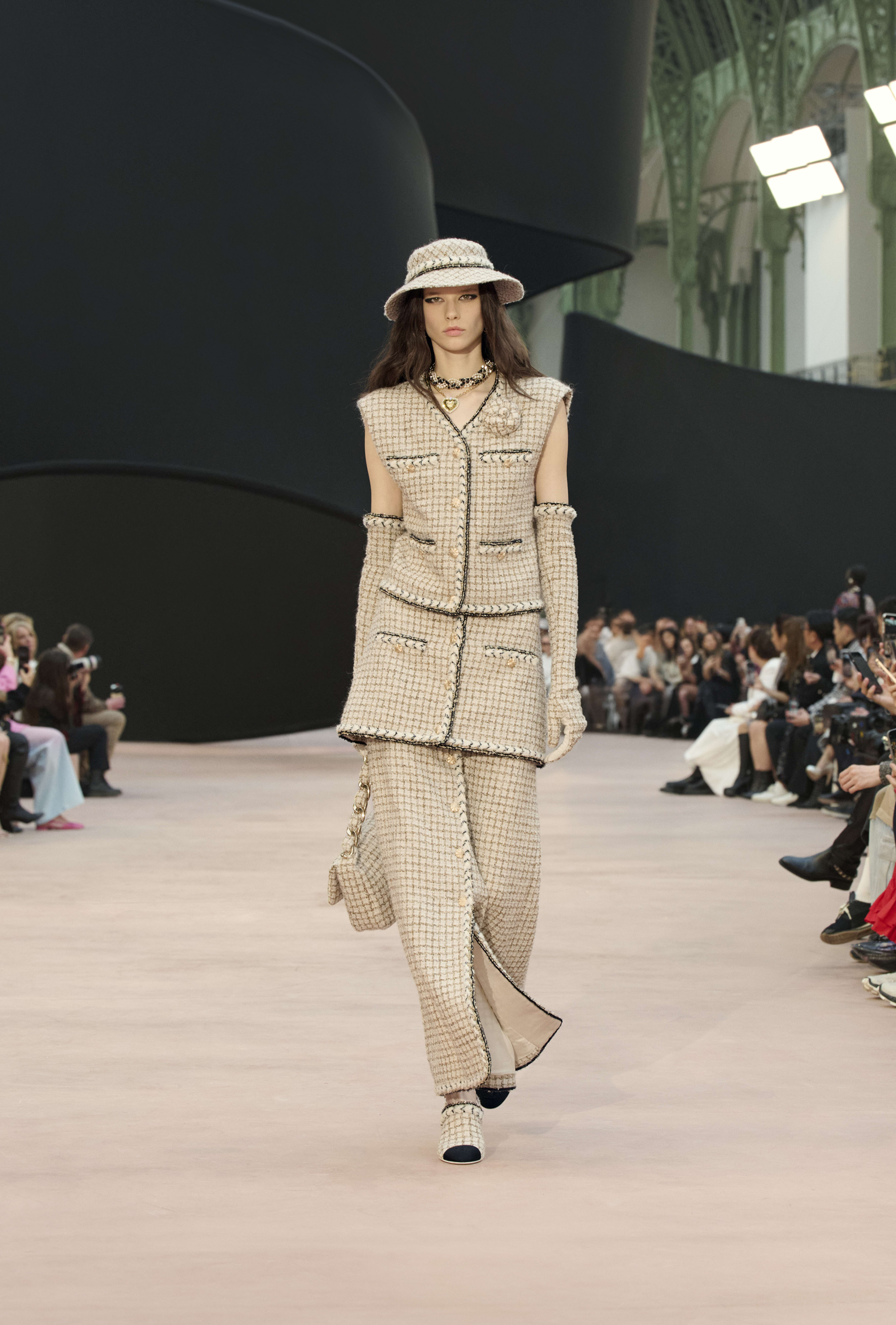 カメリア モチーフ ブローチ - ウール & モヘア ツイード、エクリュ