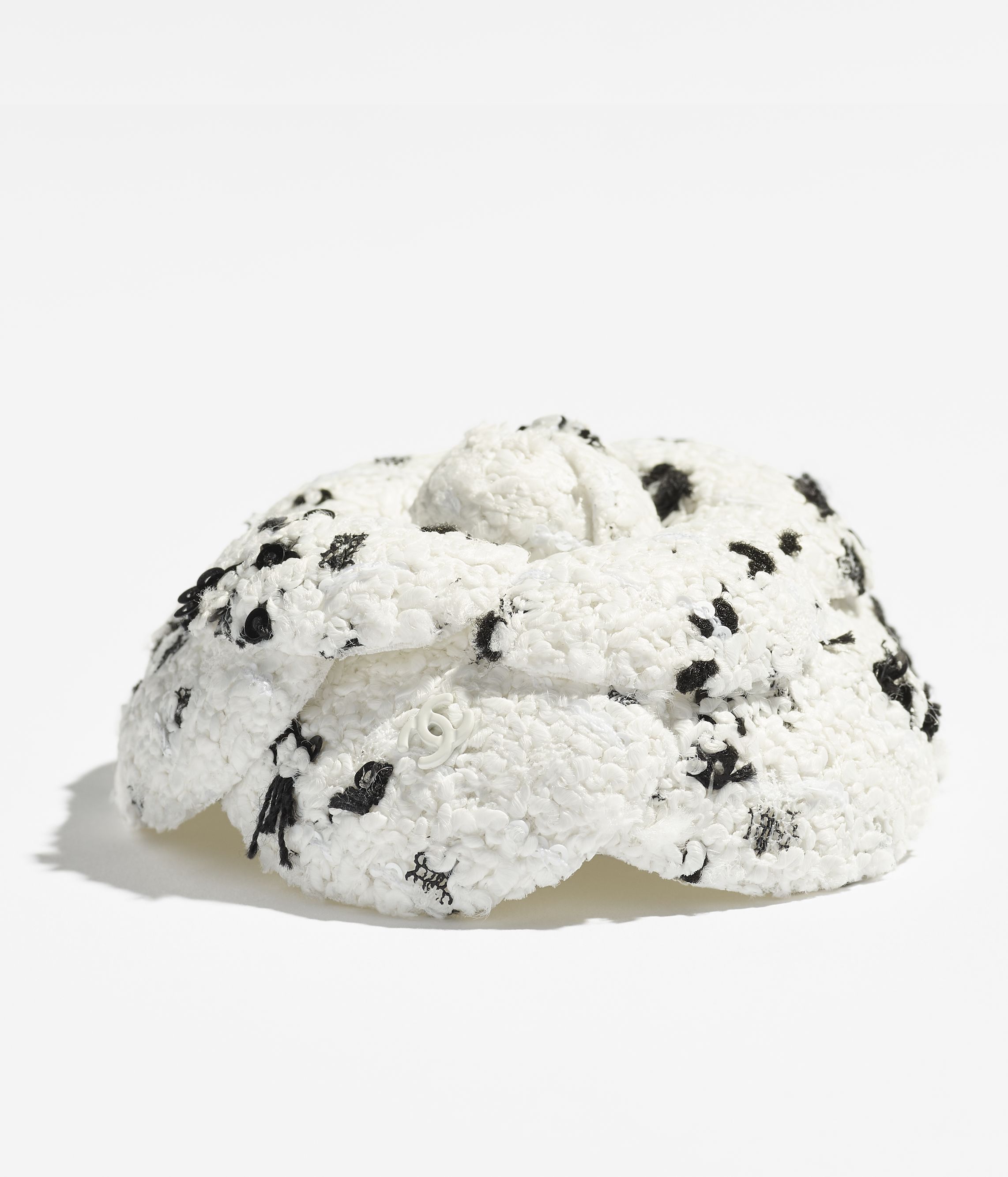 カメリア モチーフ ブローチ - ツイード、ホワイト & ブラック