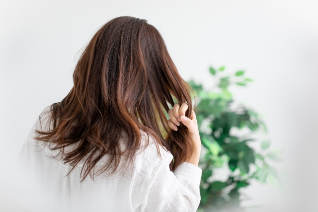 大人の髪に、新たな輝きを。シャルレ初の美容家電『ヘアケア アイロン