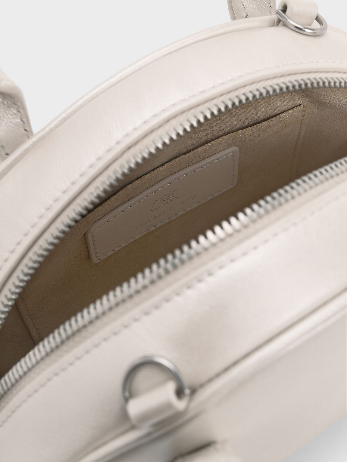 サテン ハールムーンボウリングバッグ - ホワイト | CHARLES & KEITH