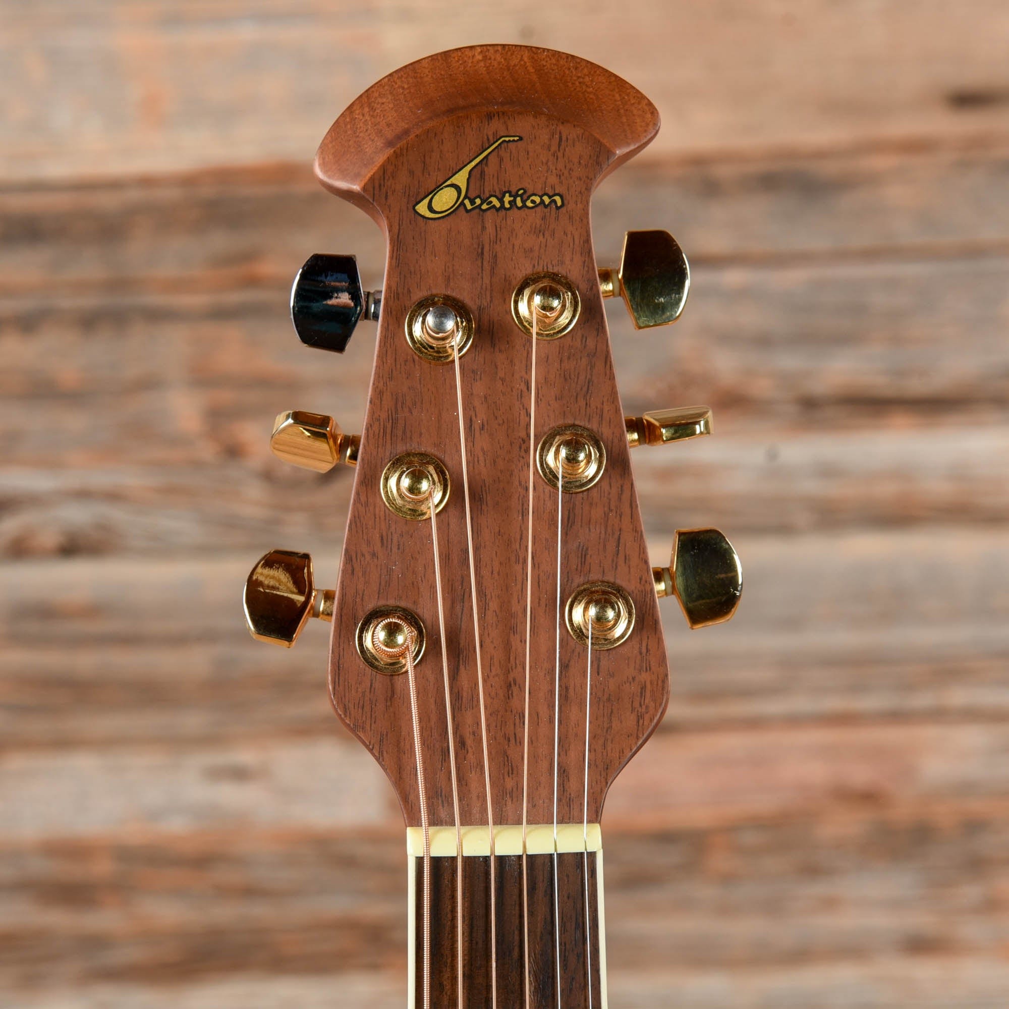 Ovation CS257 Celebrity Deluxe Natural 2000 – Chicago Music Exchange