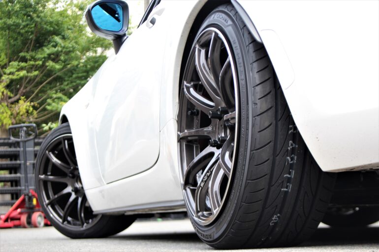 NDロードスター×グラムライツ57トランセンド 8.5J-17インチを装着