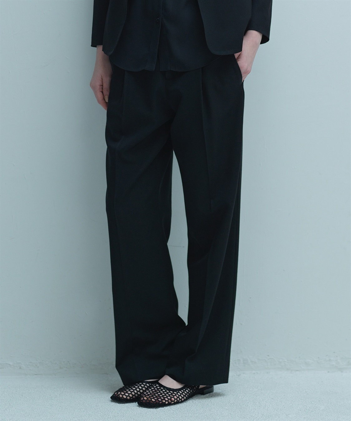 オールブラックセンタープレススラックス 49AV JUNKO SHIMADA｜クロス