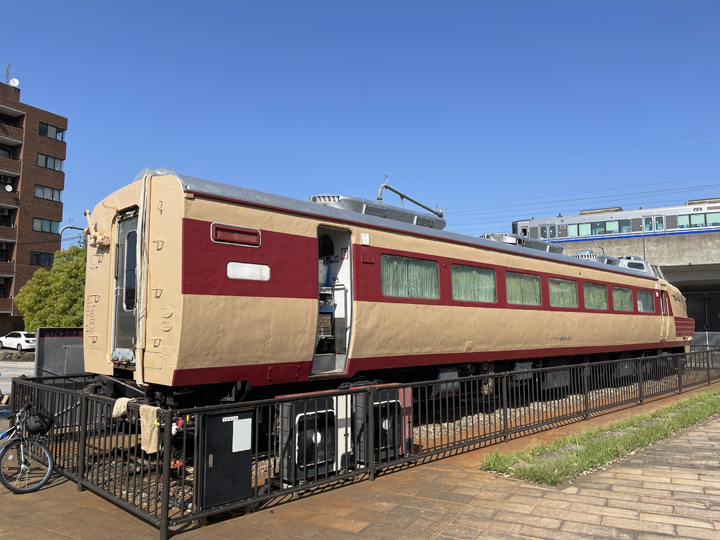 小松駅近くで保存されている「クハ489-501 ボンネット型特急電車