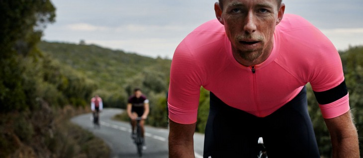 Rapha プロチームコレクション ハードなレースやトレーニングシーンに