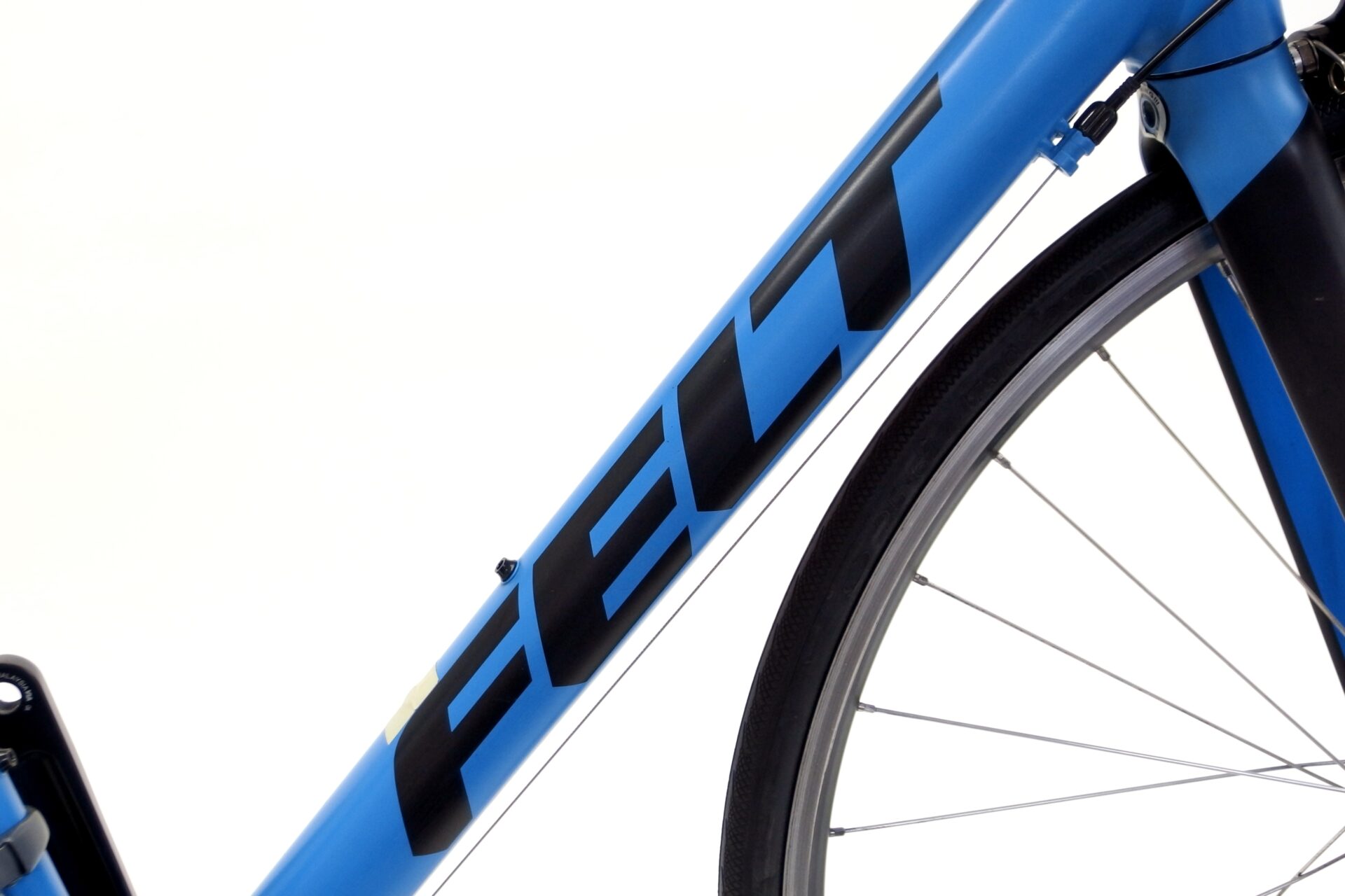 スポーティ且つ快適性も備えた新しいロードバイクの形！「FELT