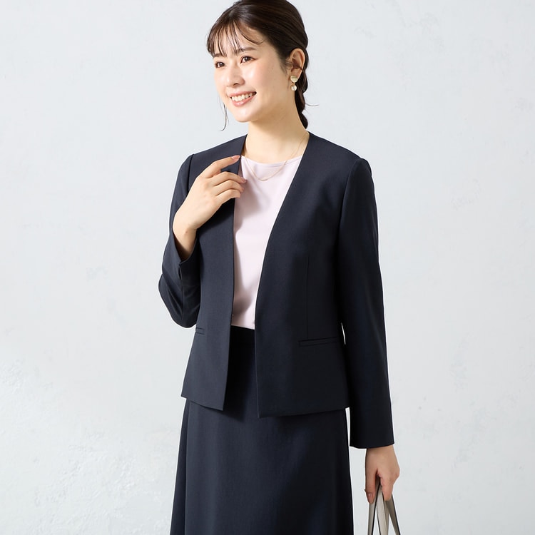 360°キレイ 2Wayストレッチノーカラージャケット 紺 セットアップ着用