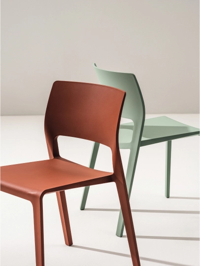 Arper Juno 02: Plastic Outdoor Chairs | Arper GB