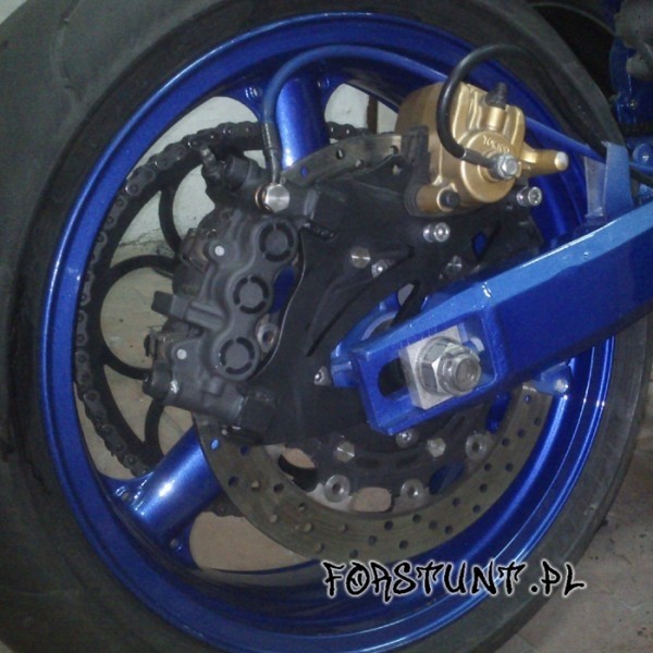 強力なハンドブレーキへ！ZX-6R用ForStunt製ダブルキャリパー｜AxxL