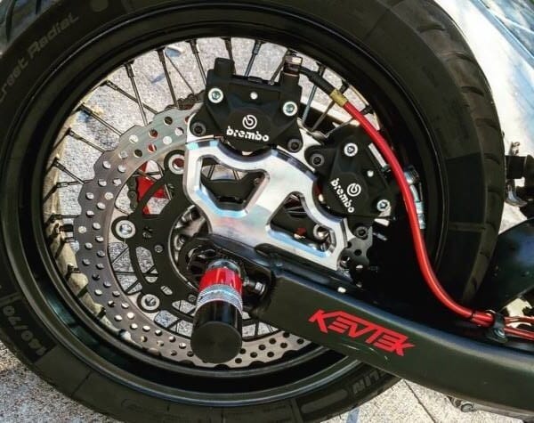 KEVTEC製 WR250X用 デュアルキャリパーブラケット｜AxxL