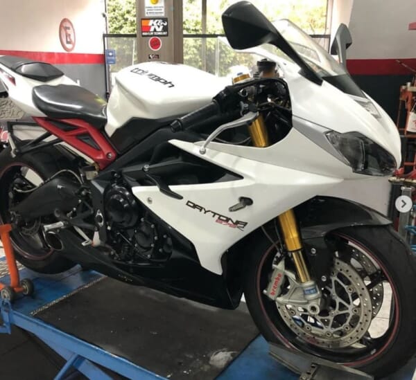 デイトナ675用サイド出しマフラーでパワーアップ&カッコよく！｜AxxL