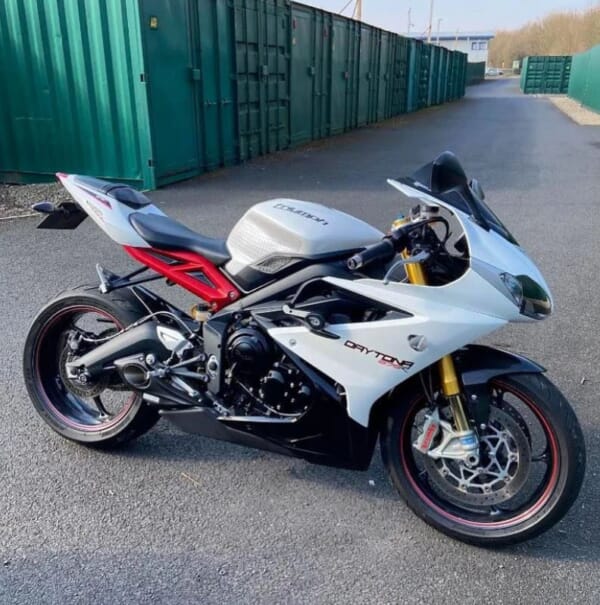 デイトナ675用サイド出しマフラーでパワーアップ&カッコよく！｜AxxL