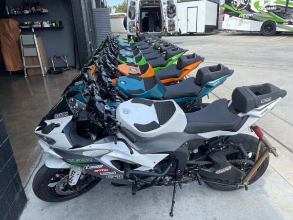 DKS ZX6R (19-23) 穴あき スタント用 リアシート｜AxxL