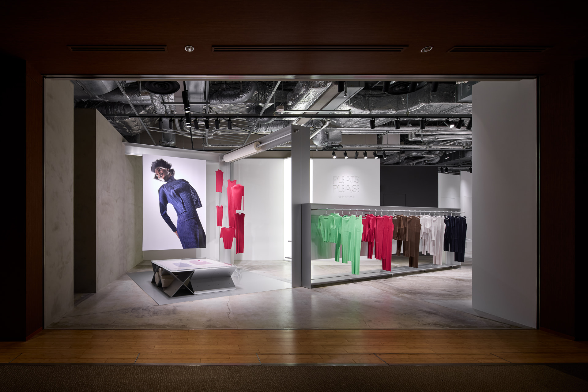 田村奈穂が店舗設計を手がけた 「PLEATS PLEASE ISSEY MIYAKE