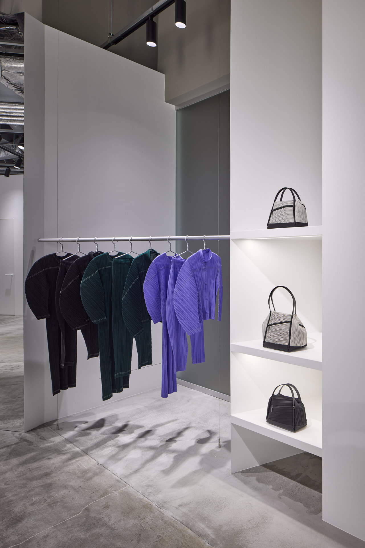 田村奈穂が店舗設計を手がけた 「PLEATS PLEASE ISSEY MIYAKE