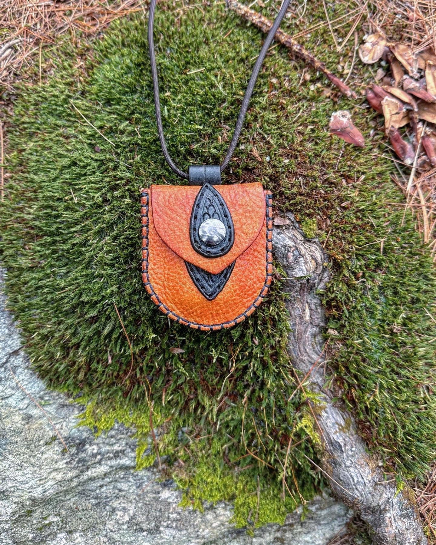 The Nipper neck pouch – Boreal Row