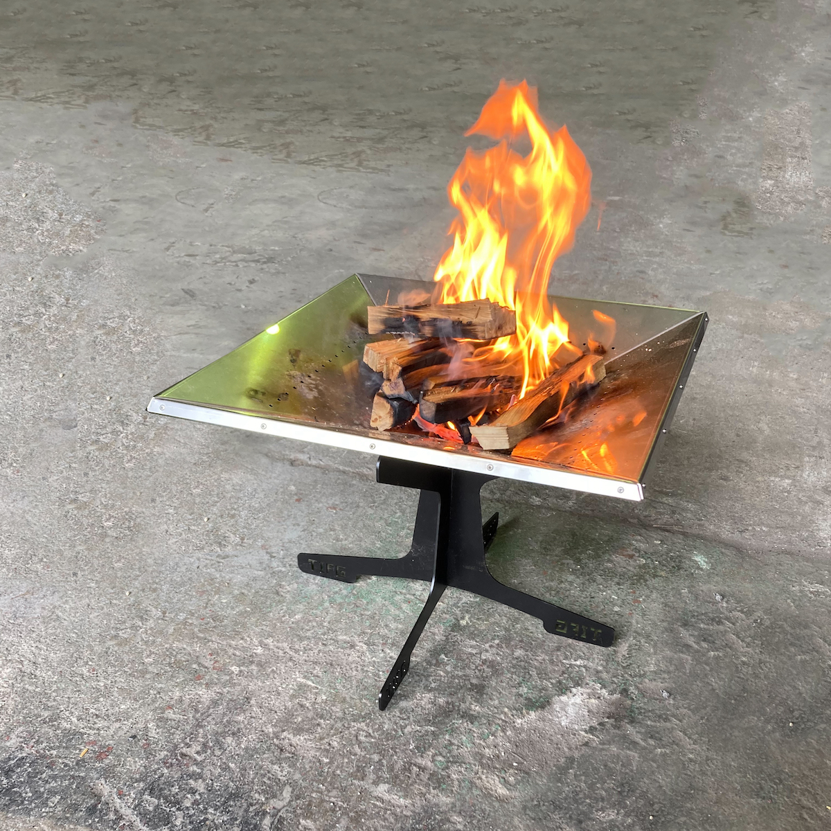 オープン型なのに二次燃焼が可能！新スタイルの焚き火台が登場だ