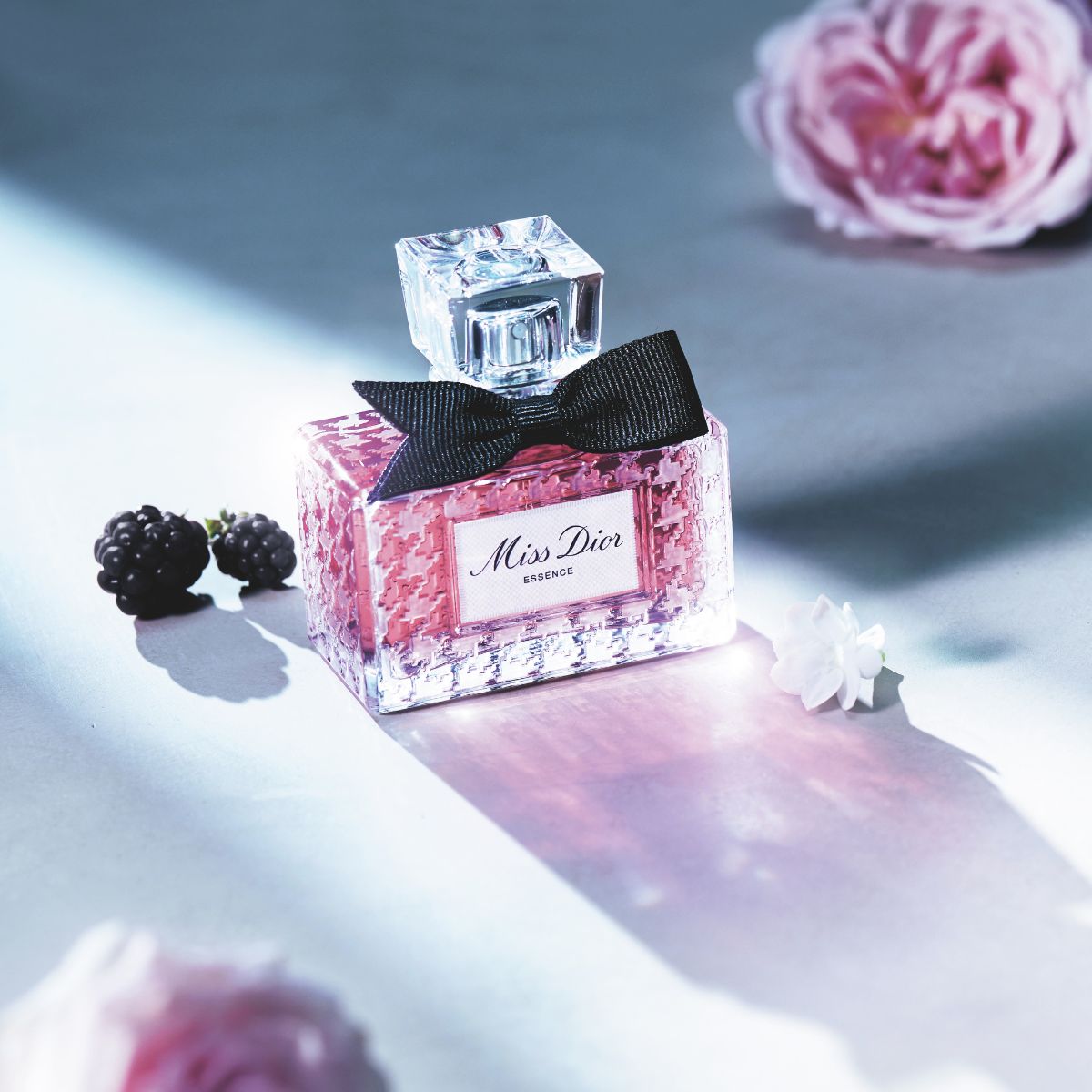 ミス ディオール エッセンス」で新しい私へ。美しいフレグランスが放つ