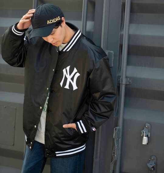 ニューヨーク・ヤンキースのスタジャンを活かしたストリートコーデ