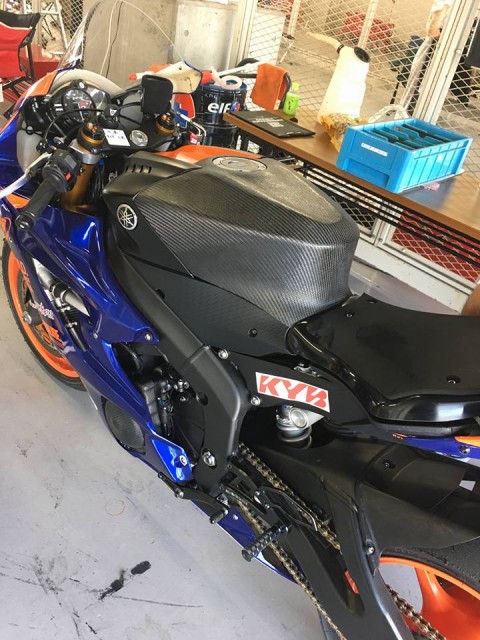 17 YZF-R6 タンクカバー/フルカバード/コールドプレス製法 発売開始