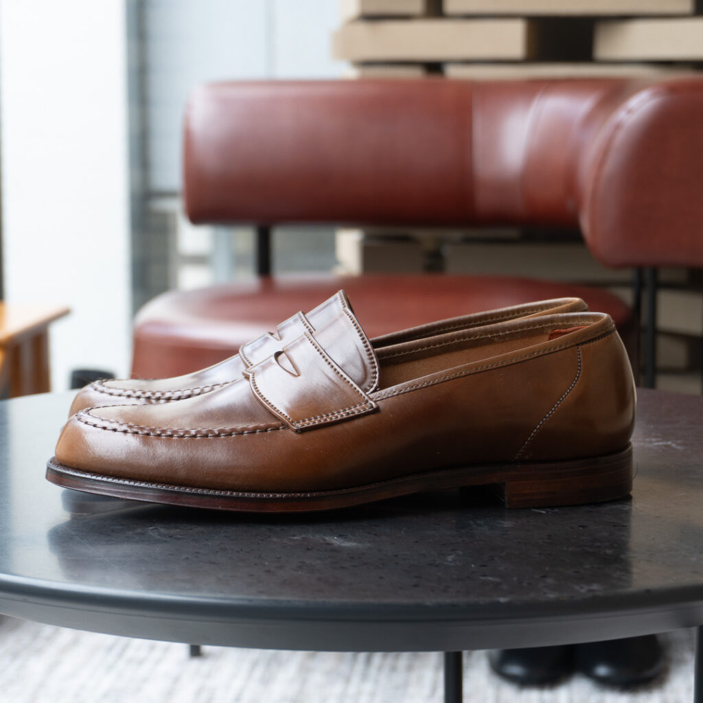 クロケット＆ジョーンズのコインローファー “ハーバード2”×”希少な