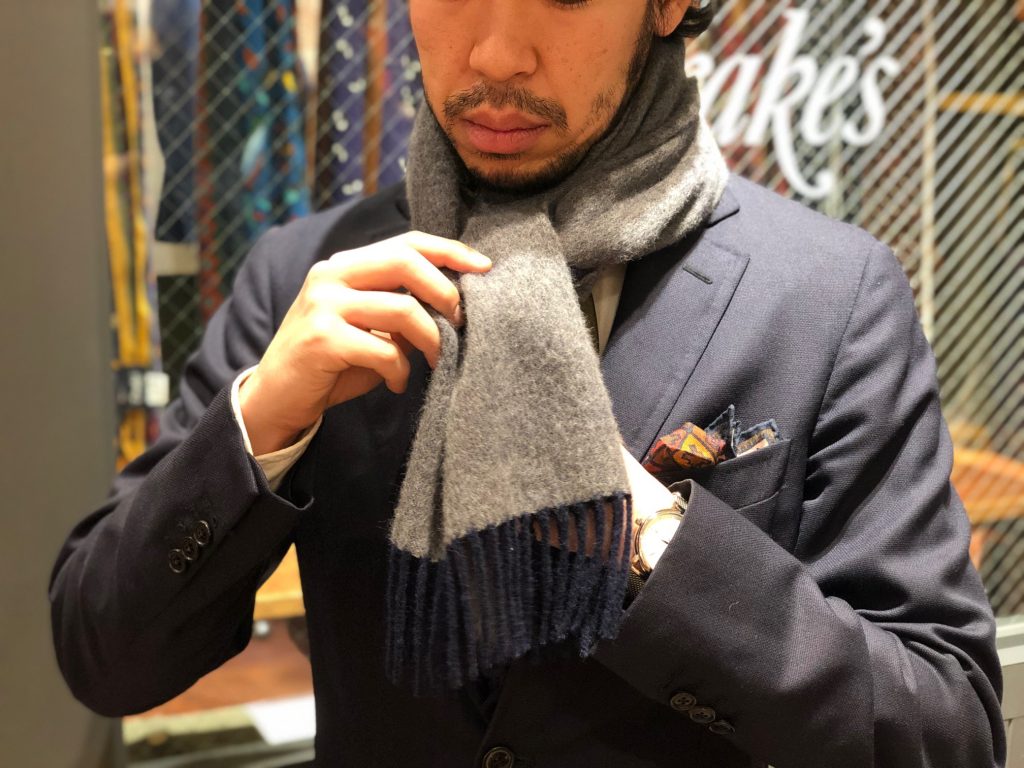ギフトシーズンに見逃せないドレイクスのマフラーの魅力とは | Drake's