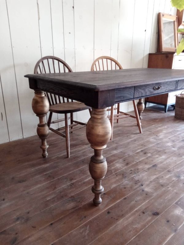 太いろくろ脚のダイニングテーブル（アンティークゴールド脚）@大阪東京