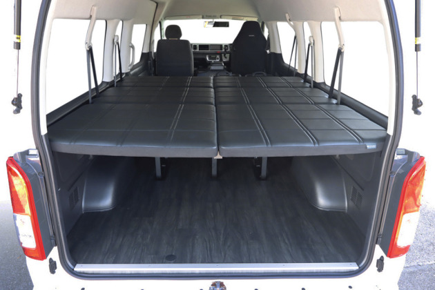 200系ハイエースグランドキャビンに専用のベッドキットを設置