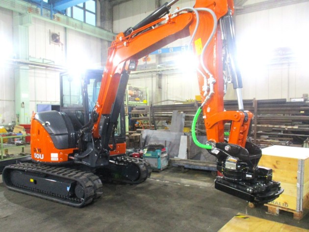 日立建機ZX50U-5BにチルトローテーターX06(グリッパー付)取付け｜建設