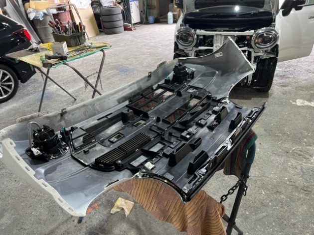 スズキワゴンRスマイル フロントバンパーの擦り傷修理でご入庫です