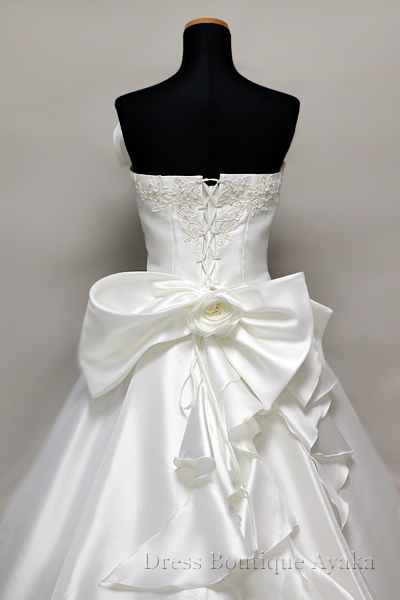 Sopracima（ソプラシマ）編み上げ仕様の Aライン・刺繍の施された