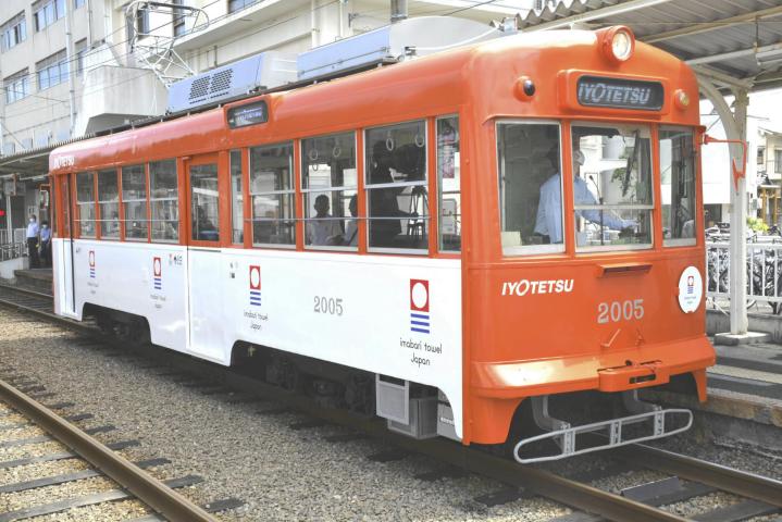 伊予鉄「今治タオル電車」登場 側面やつり革にブランドマーク装飾
