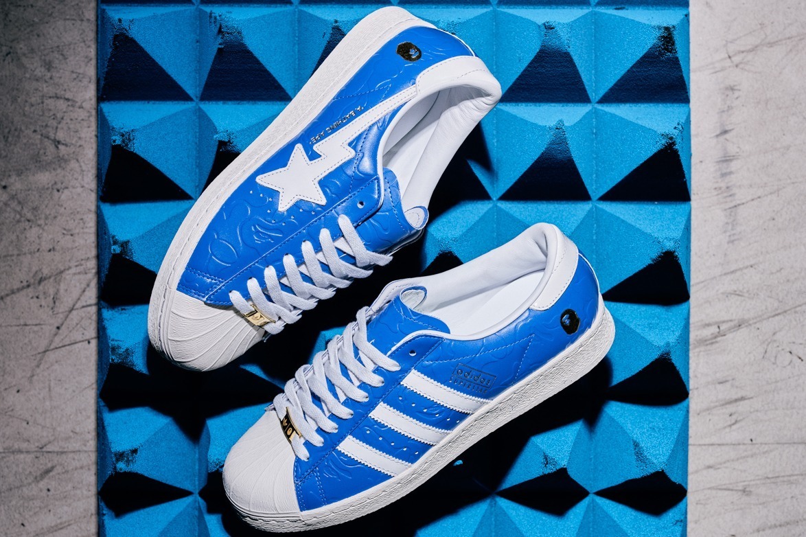 ア ベイシング エイプ×アディダス「スーパースター」スニーカー、型