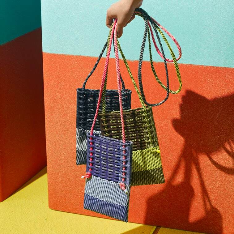 グッド グッズ イッセイ ミヤケ“ツイル×チェック”の横型バッグ「モッコ