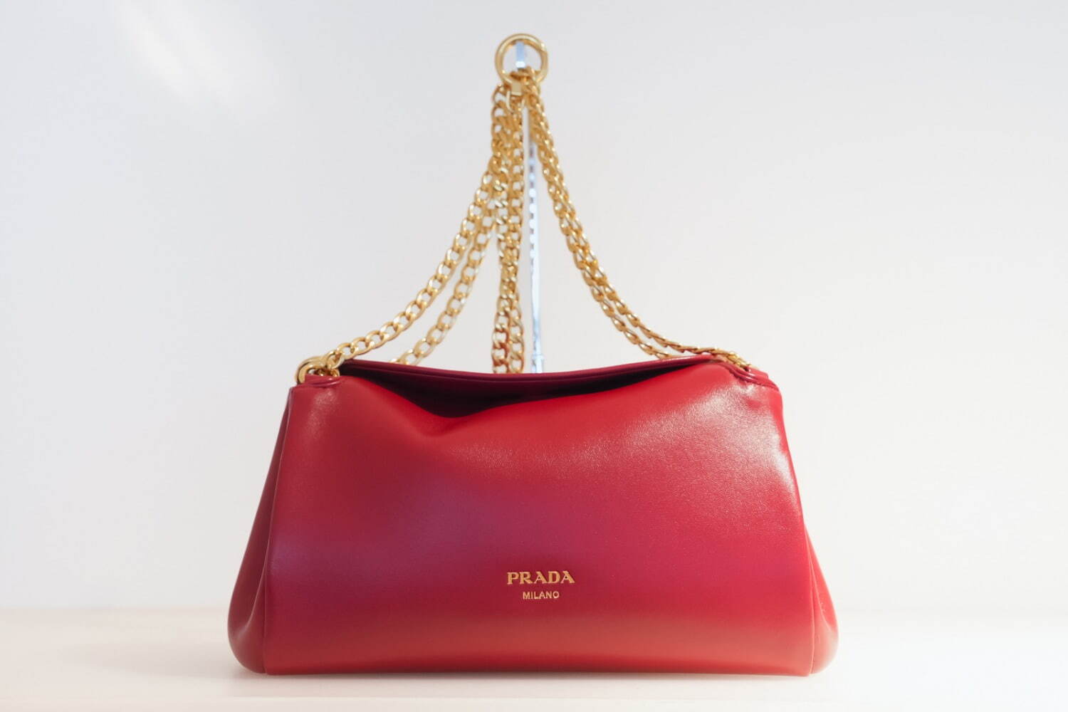 プラダのウィメンズバッグ、“ボール付きチェーン華やぐ”ナイロンバッグ