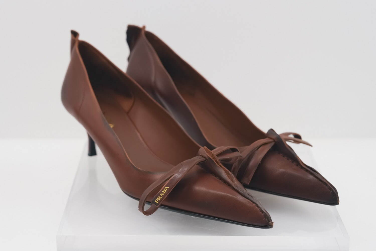 プラダ“ヴィンテージ調レザー”のウィメンズシューズ、断ち切り