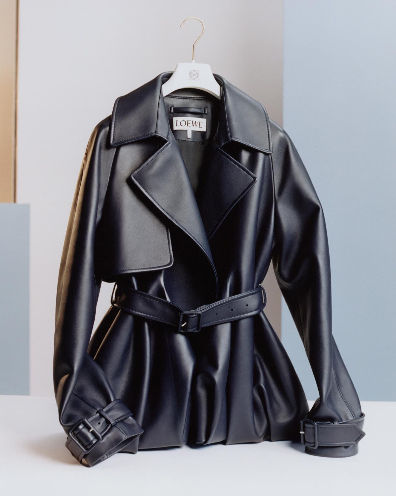 ロエベ“ベルト付き”レザージャケット＆なめらかなレザーのバルーン