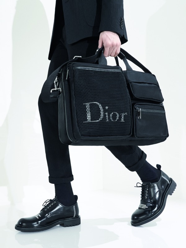 ディオール オムの新作バッグ - 黒地のナイロンキャンバス製バック