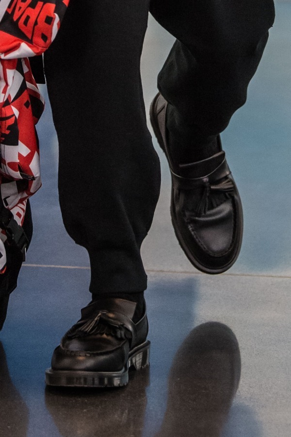 ゴーシャ ラブチンスキー×ドクターマーチン、タッセル付きローファー