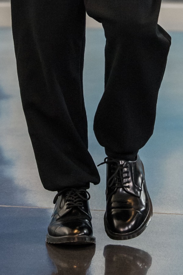 ゴーシャ ラブチンスキー×ドクターマーチン、タッセル付きローファー