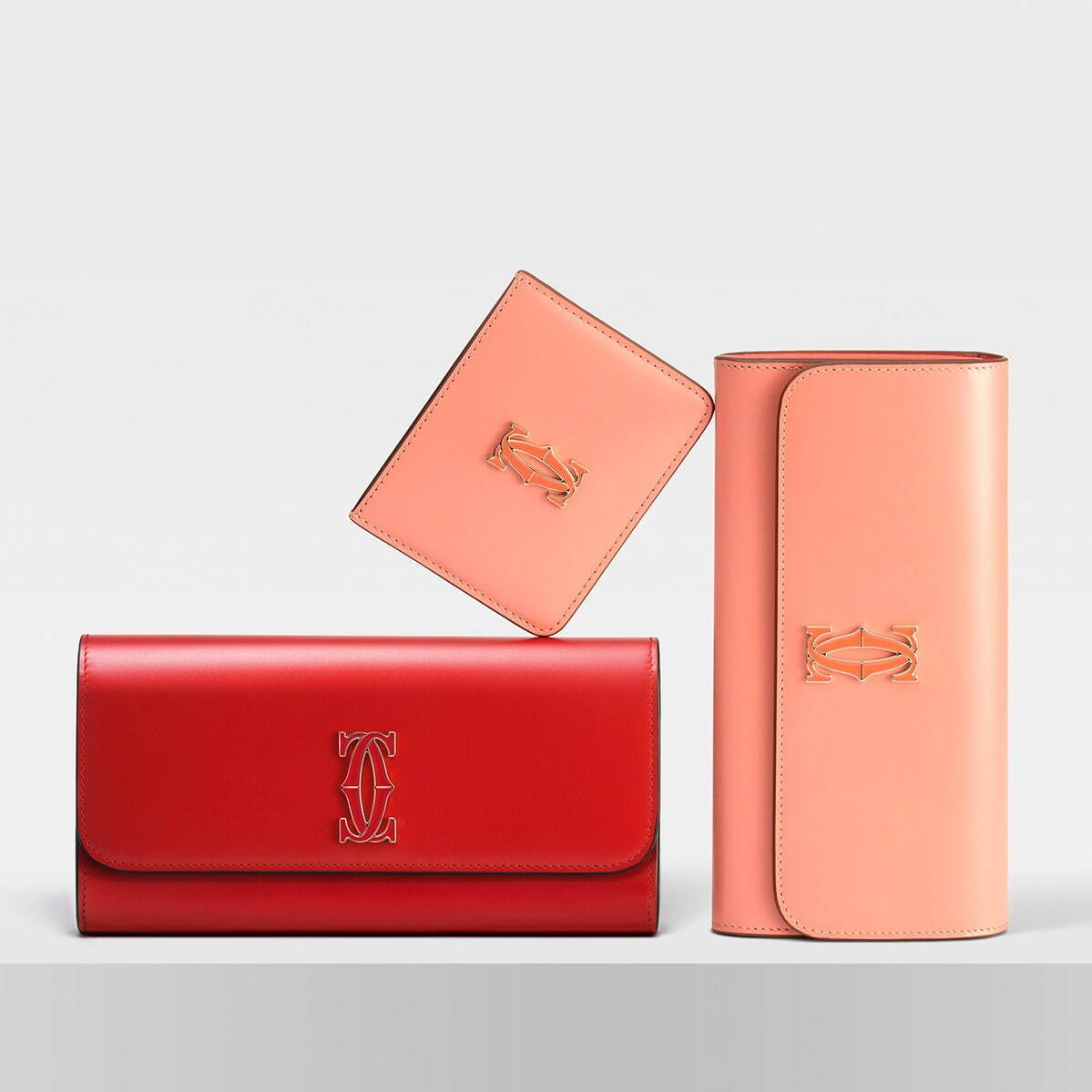 カルティエ新作レザーグッズ、“C”を重ねたジュエリークラスプの