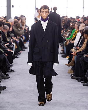 sacai 2024年秋冬コレクション - 大胆なシルエットに交錯する