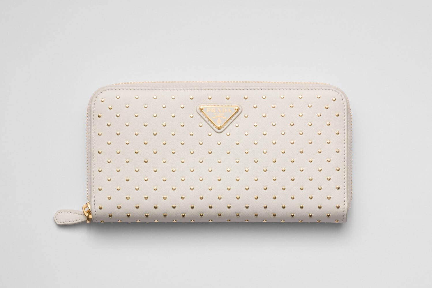 プラダ24年冬ウィメンズ財布、スタッズ散りばめたホワイトレザーの二